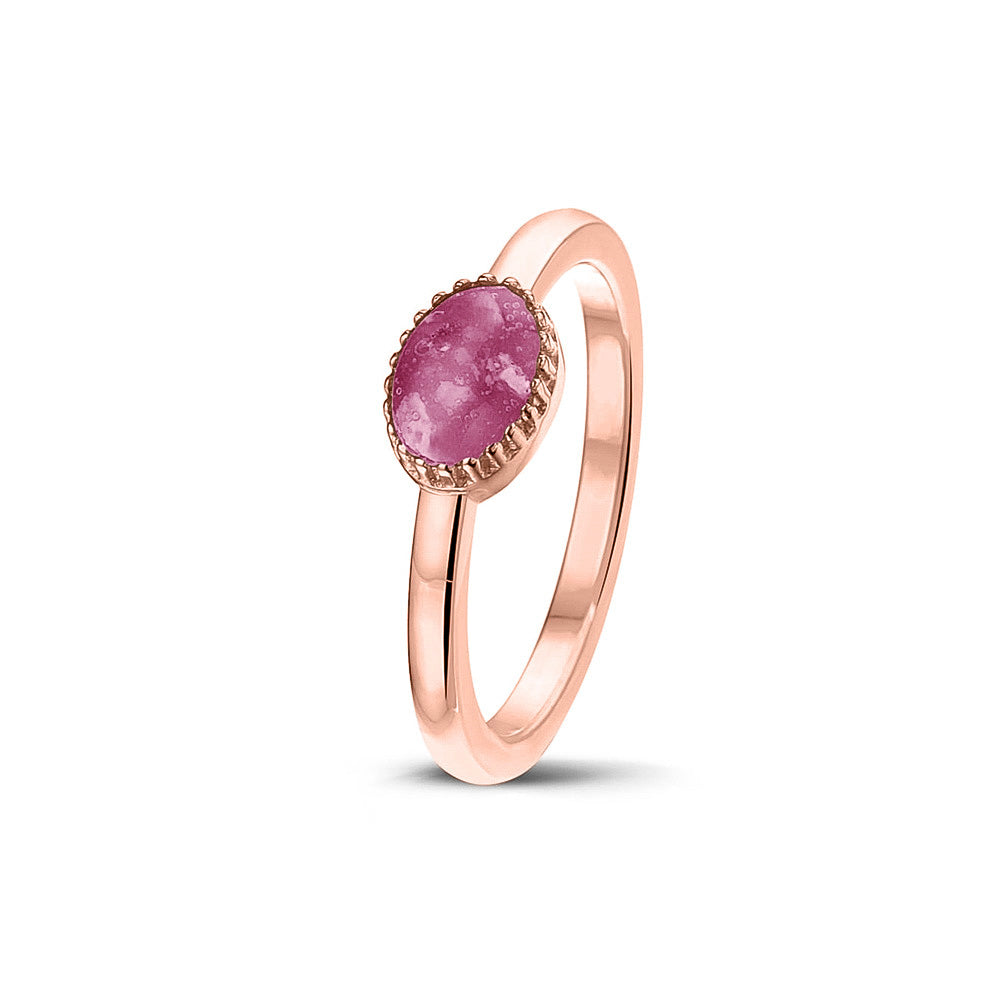 Afmeting ovaal: 8x6 mm, Ringband: 1.5 mm. Gedenksieraad, ring met een hartje er boven op , waar zichtbaar as of haar  in verwerkt wordt. Fluo