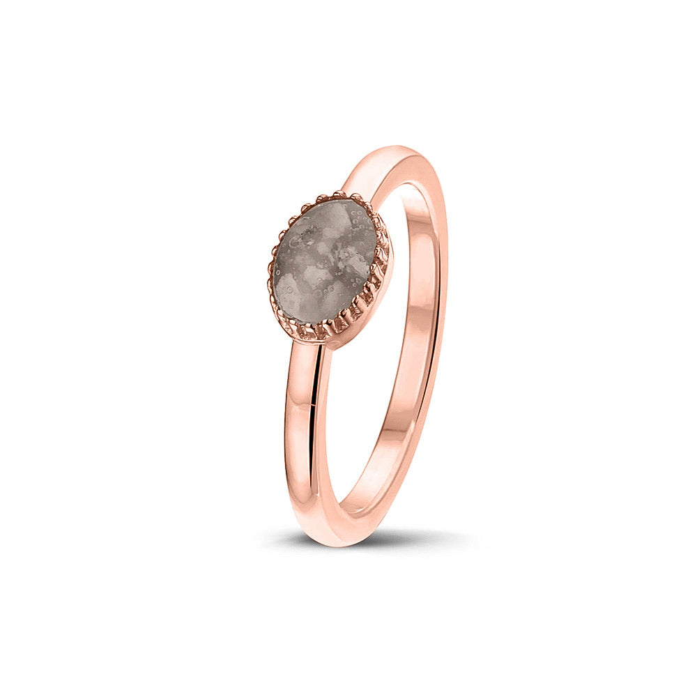 Afmeting ovaal: 8x6 mm, Ringband: 1.5 mm. Gedenksieraad, ring met een hartje er boven op , waar zichtbaar as of haar  in verwerkt wordt. Silver