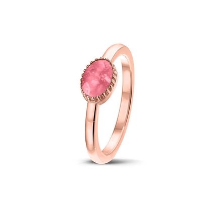 Afmeting ovaal: 8x6 mm, Ringband: 1.5 mm. Gedenksieraad, ring met een hartje er boven op , waar zichtbaar as of haar  in verwerkt wordt. Soft