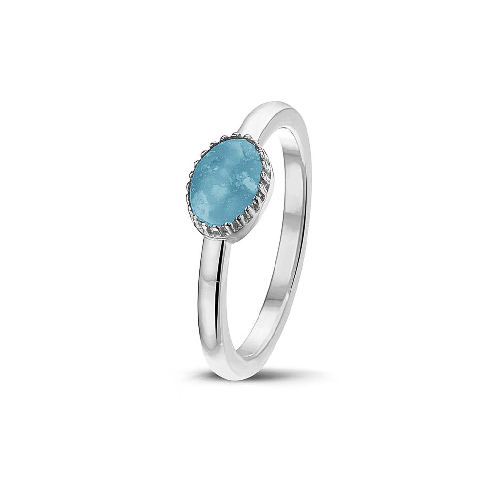 Afmeting ovaal: 8x6 mm, Ringband: 1.5 mm. Gedenksieraad, ring met een hartje er boven op , waar zichtbaar as of haar  in verwerkt wordt. Baby