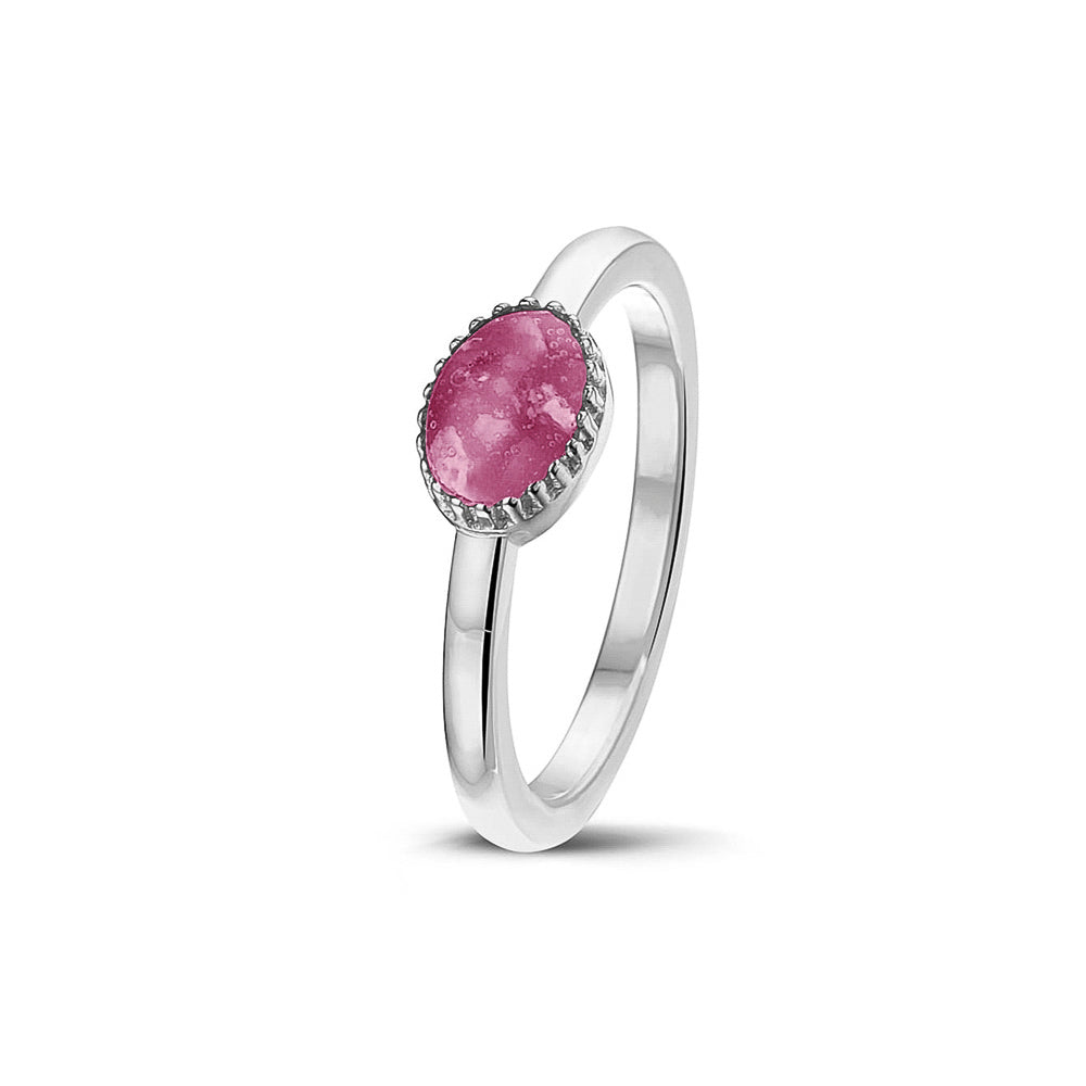 Afmeting ovaal: 8x6 mm, Ringband: 1.5 mm. Gedenksieraad, ring met een hartje er boven op , waar zichtbaar as of haar  in verwerkt wordt. Fluo