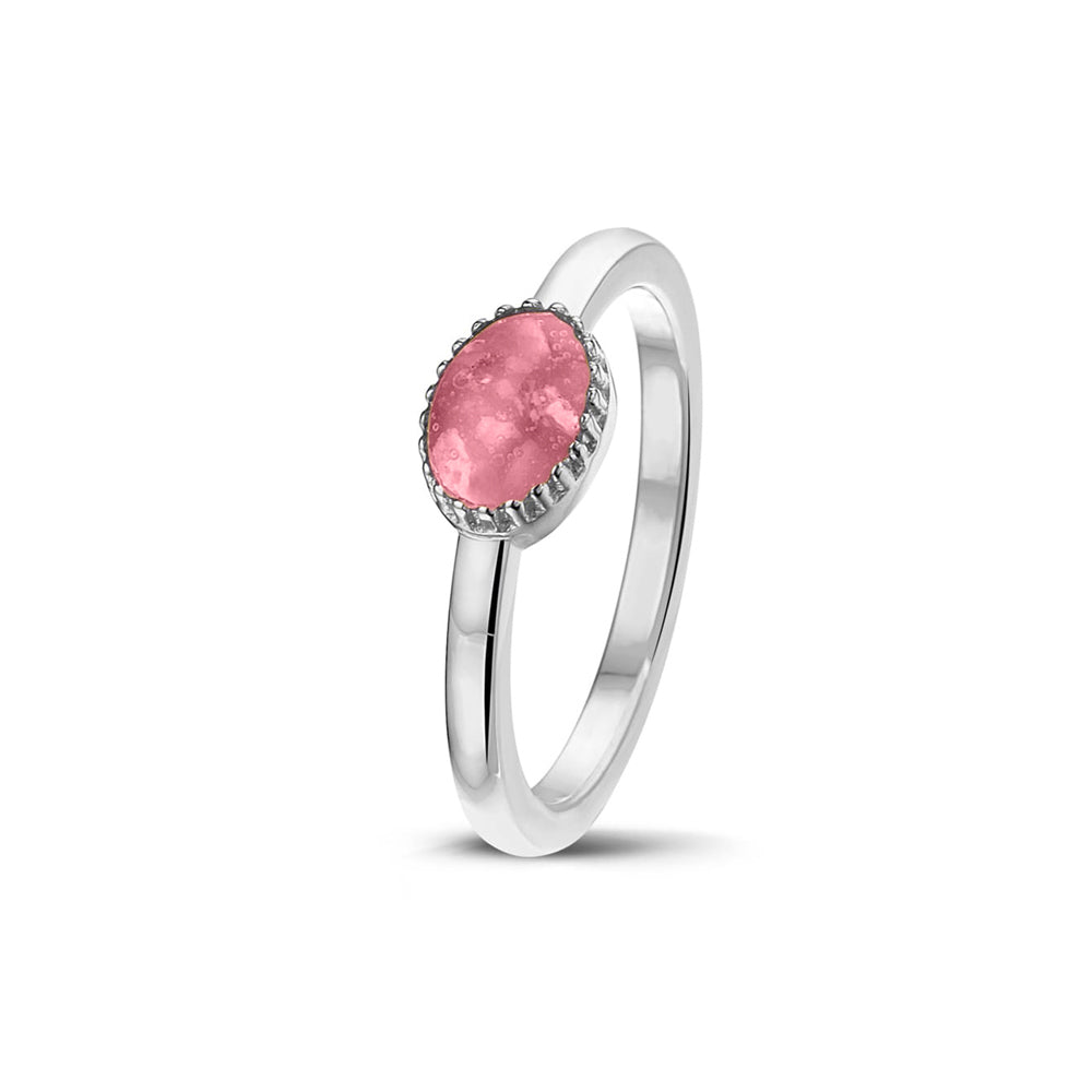 Afmeting ovaal: 8x6 mm, Ringband: 1.5 mm. Gedenksieraad, ring met een hartje er boven op , waar zichtbaar as of haar  in verwerkt wordt. Soft