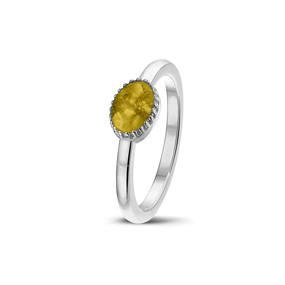 Afmeting ovaal: 8x6 mm, Ringband: 1.5 mm. Gedenksieraad, ring met een hartje er boven op , waar zichtbaar as of haar  in verwerkt wordt. Yellow