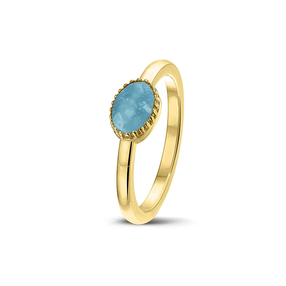 Afmeting ovaal: 8x6 mm, Ringband: 1.5 mm. Gedenksieraad, ring met een hartje er boven op , waar zichtbaar as of haar  in verwerkt wordt. Baby