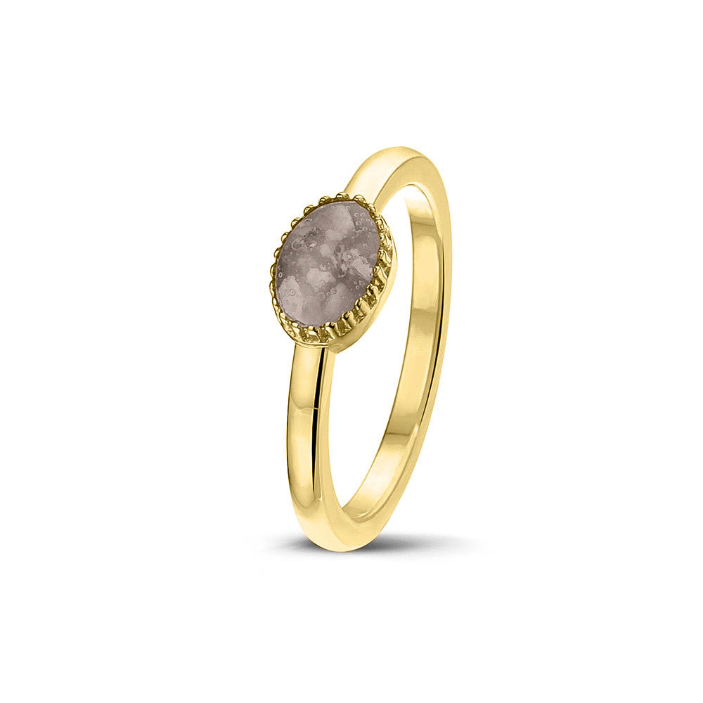 Afmeting ovaal: 8x6 mm, Ringband: 1.5 mm. Gedenksieraad, ring met een hartje er boven op , waar zichtbaar as of haar  in verwerkt wordt. Silver
