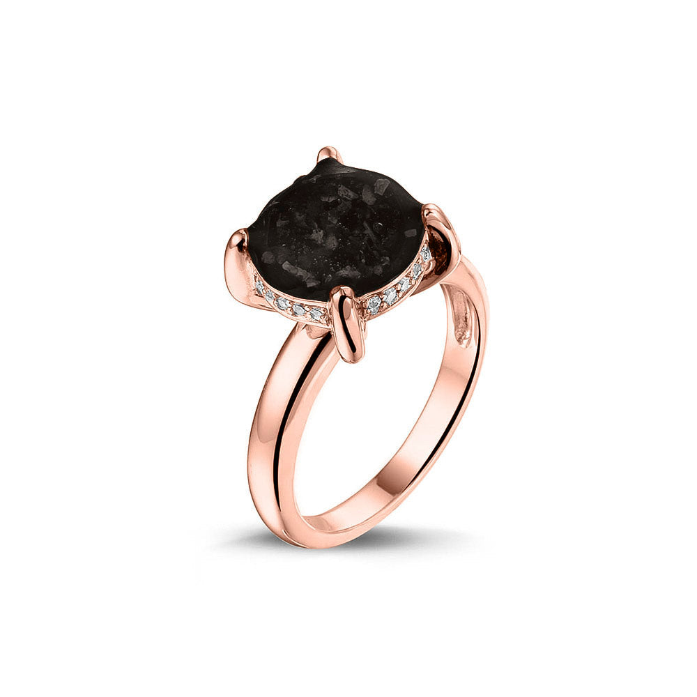 Gedenksieraad, asring 3 mm waar aan de bovenzijde zichtbaar as of haar verwerkt wordt, rondom aan de zijkant gezet met zirkonia's of diamanten naar keuze. Black