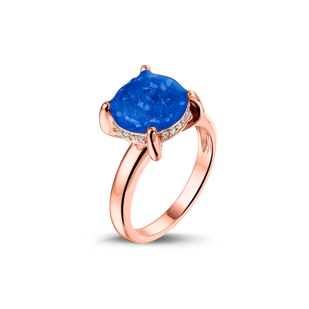 Gedenksieraad, asring 3 mm waar aan de bovenzijde zichtbaar as of haar verwerkt wordt, rondom aan de zijkant gezet met zirkonia's of diamanten naar keuze. Blue