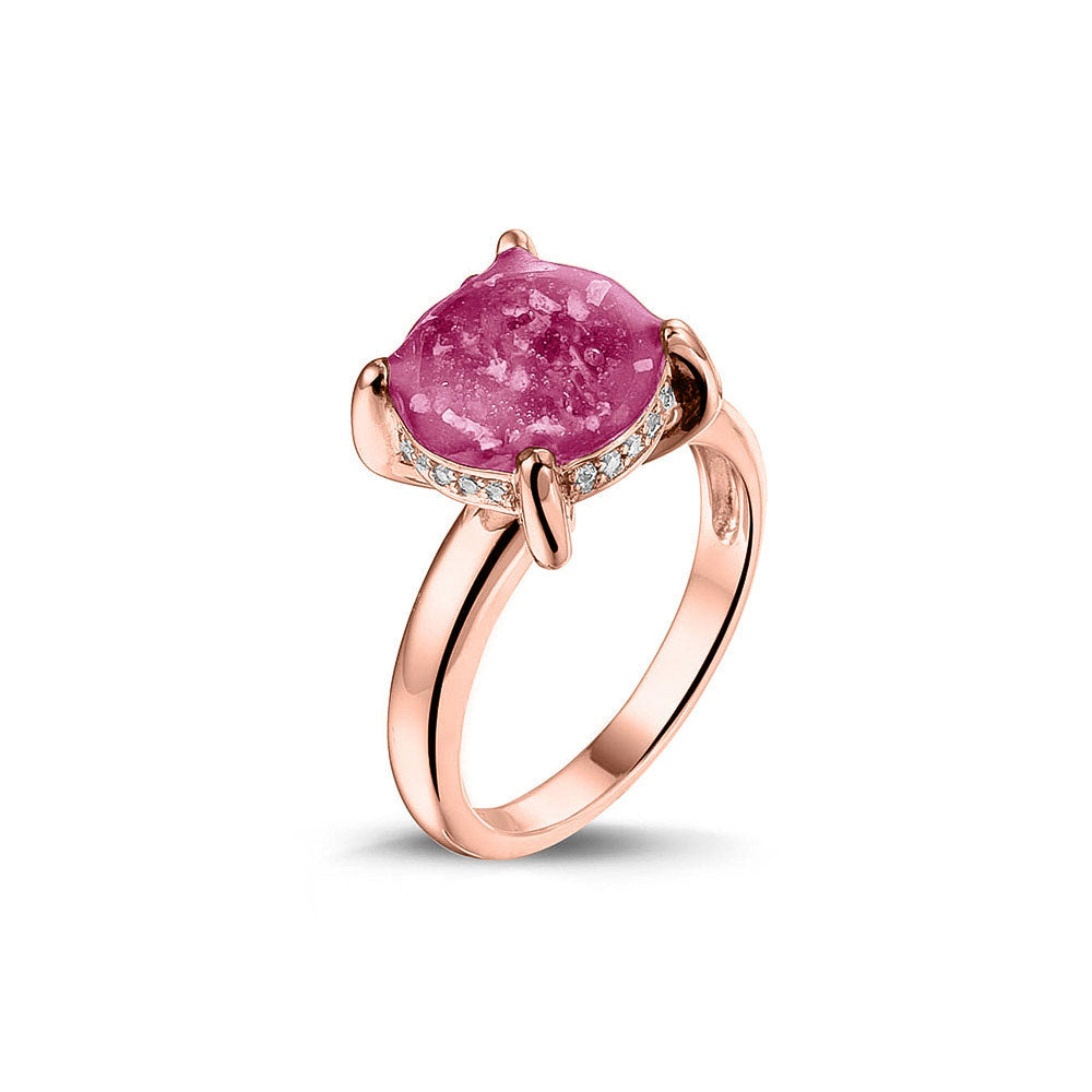 Gedenksieraad, asring 3 mm waar aan de bovenzijde zichtbaar as of haar verwerkt wordt, rondom aan de zijkant gezet met zirkonia's of diamanten naar keuze. Fluo