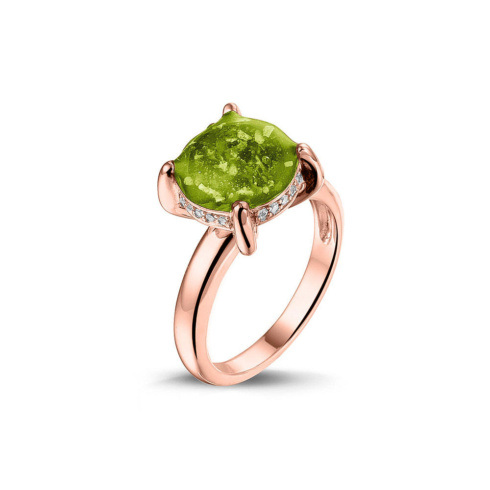 Gedenksieraad, asring 3 mm waar aan de bovenzijde zichtbaar as of haar verwerkt wordt, rondom aan de zijkant gezet met zirkonia's of diamanten naar keuze. Green