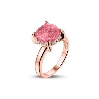 Gedenksieraad, asring 3 mm waar aan de bovenzijde zichtbaar as of haar verwerkt wordt, rondom aan de zijkant gezet met zirkonia's of diamanten naar keuze. Soft