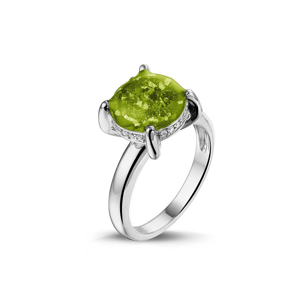 Gedenksieraad, asring 3 mm waar aan de bovenzijde zichtbaar as of haar verwerkt wordt, rondom aan de zijkant gezet met zirkonia's of diamanten naar keuze. Green