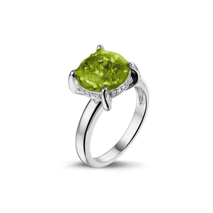 Gedenksieraad, asring 3 mm waar aan de bovenzijde zichtbaar as of haar verwerkt wordt, rondom aan de zijkant gezet met zirkonia's of diamanten naar keuze. Green