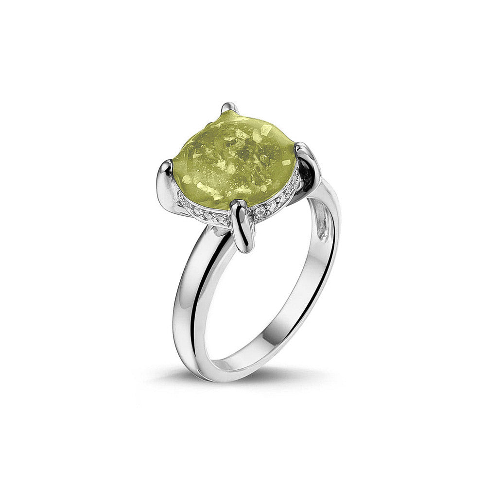 Gedenksieraad, asring 3 mm waar aan de bovenzijde zichtbaar as of haar verwerkt wordt, rondom aan de zijkant gezet met zirkonia's of diamanten naar keuze. Olive