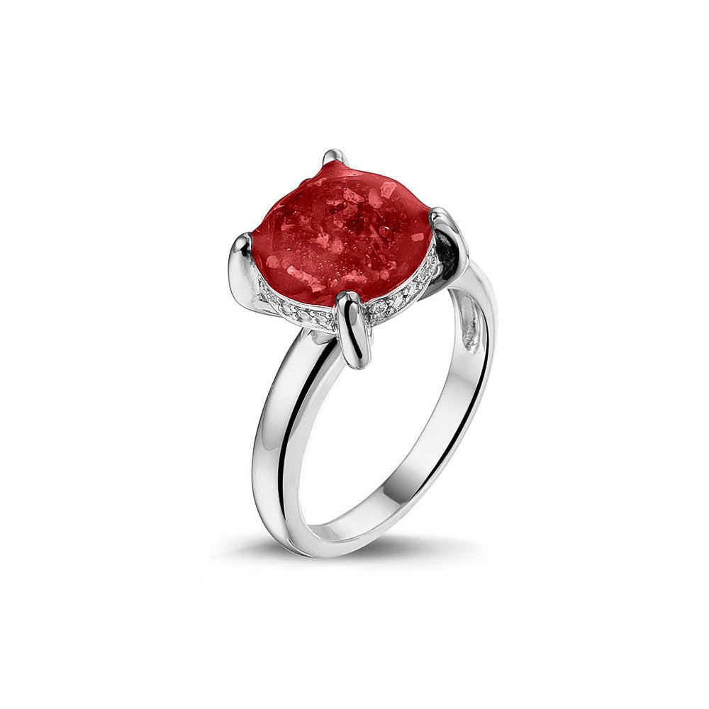 Gedenksieraad, asring 3 mm waar aan de bovenzijde zichtbaar as of haar verwerkt wordt, rondom aan de zijkant gezet met zirkonia's of diamanten naar keuze. Red