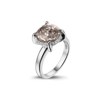 Gedenksieraad, asring 3 mm waar aan de bovenzijde zichtbaar as of haar verwerkt wordt, rondom aan de zijkant gezet met zirkonia's of diamanten naar keuze. Silver