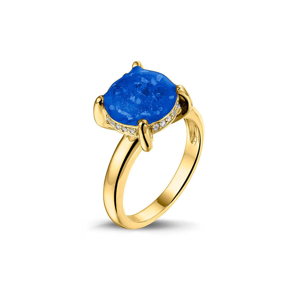 Gedenksieraad, asring 3 mm waar aan de bovenzijde zichtbaar as of haar verwerkt wordt, rondom aan de zijkant gezet met zirkonia's of diamanten naar keuze. Blue