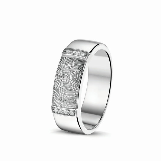 Ring 7 mm met een rechthoekig vlak aan de bovenzijde voorzien van een vingerafdruk, afgewerkt aan de randen met zirkonia's. Het is een tijdloos gedenksieraad en is te bestellen in zilver, 14 en 18 KT geelgoud,roségoud en witgoud.