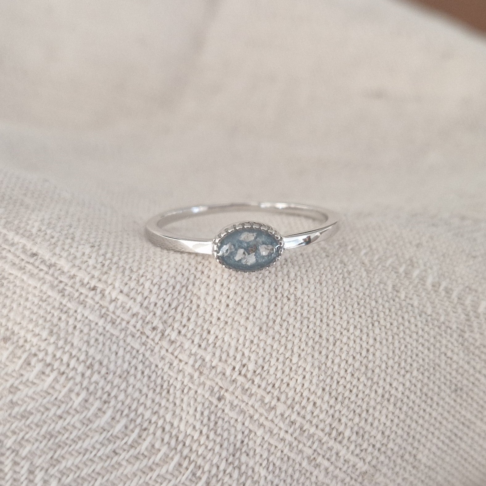 Gedenksieraad, ring met een hartje er boven op , waar zichtbaar as of haar  in verwerkt wordt. De asring is leverbaar in zilver en geelgoud/witgoud en roségoud. Alle