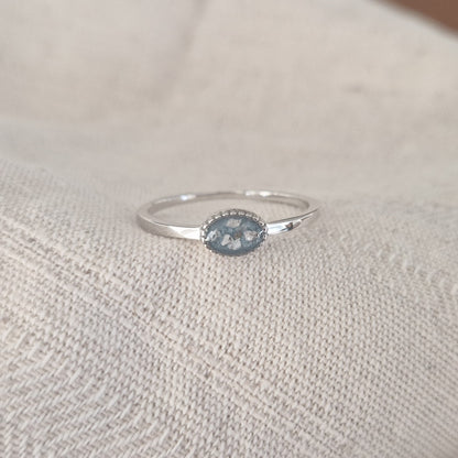 Gedenksieraad, ring met een hartje er boven op , waar zichtbaar as of haar  in verwerkt wordt. De asring is leverbaar in zilver en geelgoud/witgoud en roségoud. Alle
