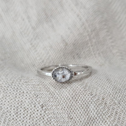 Gedenksieraad, ring met een hartje er boven op , waar zichtbaar as of haar  in verwerkt wordt. De asring is leverbaar in zilver en geelgoud/witgoud en roségoud. Alle