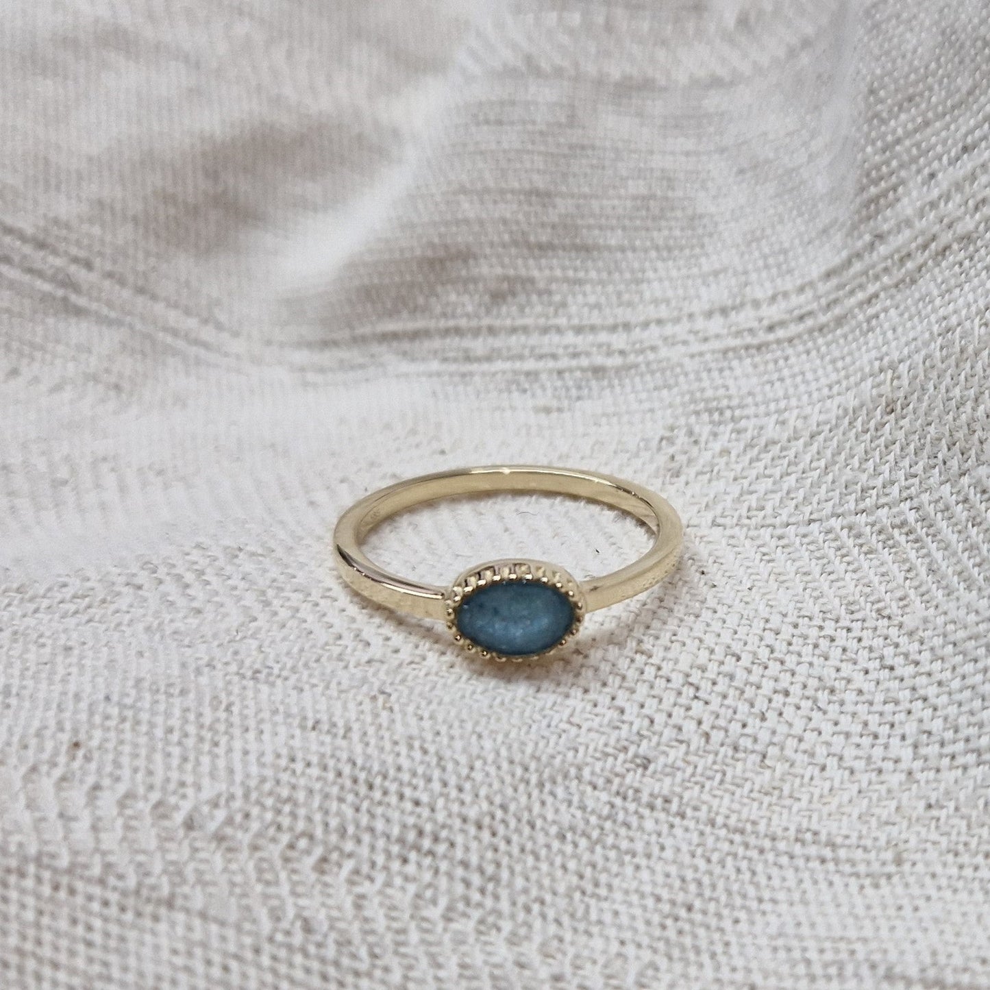 Gedenksieraad, ring met een hartje er boven op , waar zichtbaar as of haar  in verwerkt wordt. De asring is leverbaar in zilver en geelgoud/witgoud en roségoud. Alle