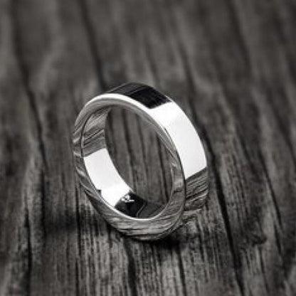 De asring heeft een subtiel weggewerkt askamertje, waar een symbolische hoeveelheid as of haar in kan bewaard worden. Alle