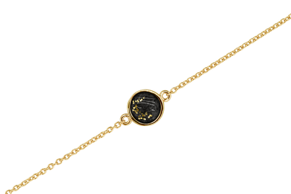 As armband met rondje als compartiment in het midden aan de voorzijde. Black