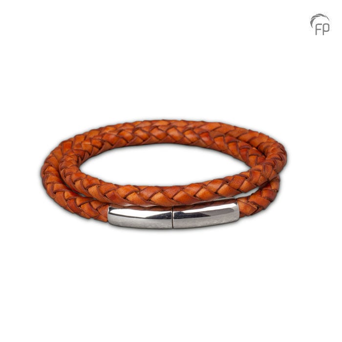 De lederen armband is voorzien van een 925 sterling zilveren sluiting en voorzien van een klein askamertje.