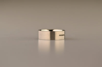 Ring als gedenksieraad 7 mm breed met één langwerpige streep waar as of haar  in verwerkt wordt.De asring is leverbaar in edelstaal, zilver en in 14 en 18 KT geelgoud/witgoud en roségoud. Alle
